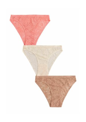 Kolme pitsialushousuparia korallinpunaisina, kermaisina ja vaaleanruskeina. Pitsissä on kukkakuvioita ja pehmeä, läpikuultava rakenne.