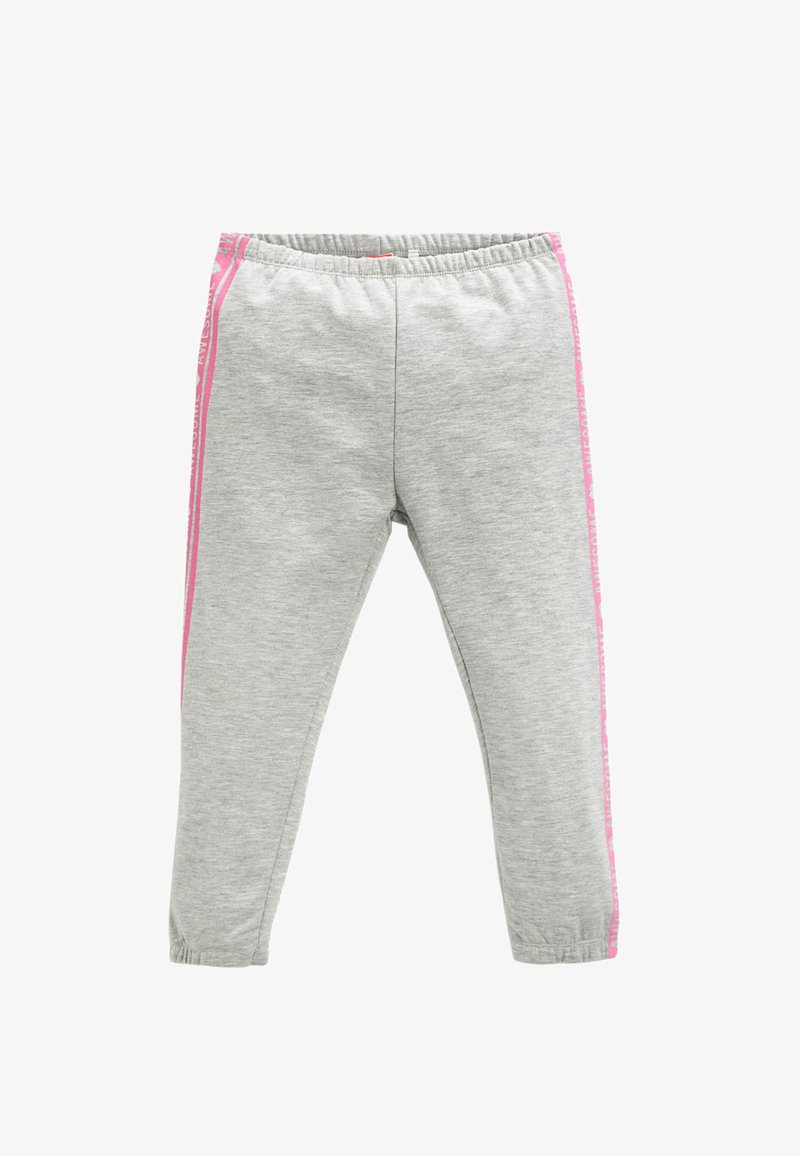 Pantalons de survêtement gris clair avec une texture douce, présentant des rayures latérales roses et une taille élastique pour le confort. Design à jambes fuselées.
