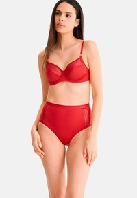 Rood twee-delig zwemkleding set met een gestructureerde beha met brede banden en hooggehakte onderstukken, beide in een gladde, glanzende stof met subtiele details.