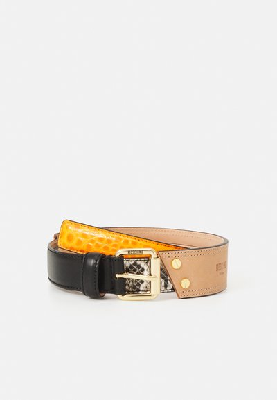 Curea din piele neagră cu cataramă aurie, având secțiuni cu model de crocodil portocaliu și imprimeu de șarpe, accent bej și detaliu cu logo imprimat.
