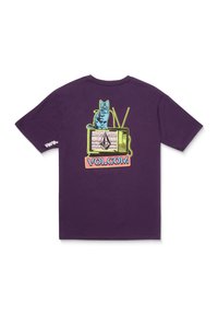 Lila Baumwoll-T-Shirt mit einem grafischen Motiv einer blauen Katze auf einem Vintage-Fernseher. Das Design enthält leuchtend grüne und rosa Akzente.