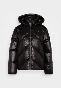 Doudoune noire avec une texture brillante et matelassée, dotée d'une capuche, d'une fermeture éclair complète et d'un petit logo sur la poitrine.