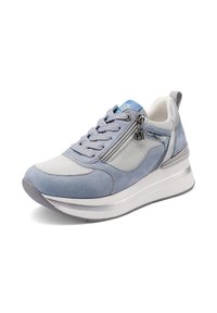 Scarpa da donna azzurro chiaro e grigia con pannelli in mesh, chiusura con lacci, cerniera laterale e suola piatta bianca imbottita.