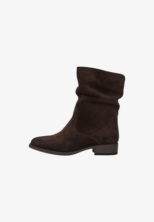 Bottine en daim marron au design froissé, avec un bout rond, un petit talon empilé et un discret logo sur le côté.