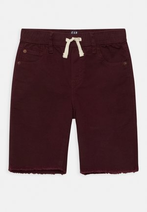 Mørk bordeauxfarvede afslappede shorts med snøre i taljen, forlommer, bæltestropper og flossede kanter, lagt fladt på en hvid baggrund.