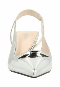 Ballerine argentée en cuir verni, à bout pointu, texture lisse, au design minimiste, avec une semelle intérieure beige et une sangle délicate à la cheville.