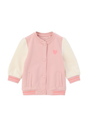 Roze en crèmekleurig peuterjasje met drukknoopjes, gestreepte boorden en zoom, twee voorzakken en een klein roze hartje op de borst.