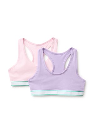 Deux soutiens-gorge de sport en tissu doux, un rose et un violet, chacun avec un dos nageur et une bande élastique blanche avec une bande verte en bas.