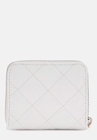 Gequilted witte portemonnee met een ritssluiting, voorzien van een ruitpatroon en contrasterende stiksels. Gemaakt van synthetisch materiaal met een gladde textuur.