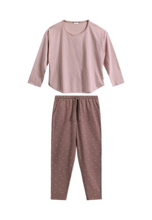 Długi rękaw w kolorze pudrowego różu z okrągłym dekoltem, połączony z brudnofioletowymi spodniami z elastyczną talią, ozdobionymi drobnym, rozproszonym wzorem w kropki.