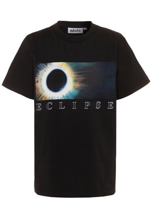 Czarna bawełniana koszulka z okrągłym nadrukiem przedstawiającym zaćmienie słońca z kolorowymi promieniami oraz napisem "ZAĆMIENIE" wydrukowanym poniżej na białym tle.