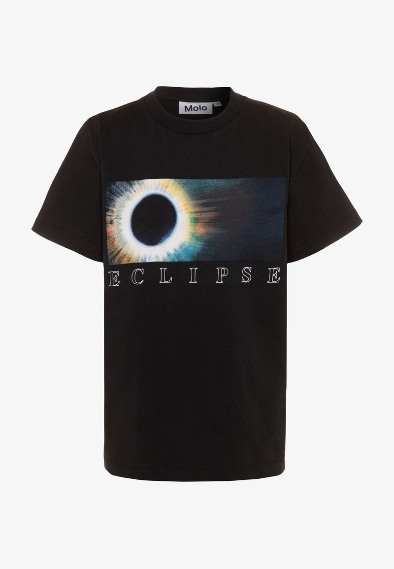 T-shirt en coton noir avec un graphique central d'une éclipse solaire entourée de rayons colorés, et le mot "ECLIPSE" imprimé en blanc en dessous.