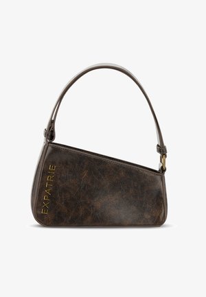 Bruine faux leren handtas met een hoekig design, voorzien van een korte handgreep, bronzen hardware en de in goud geperste tekst "EXPATRIE".