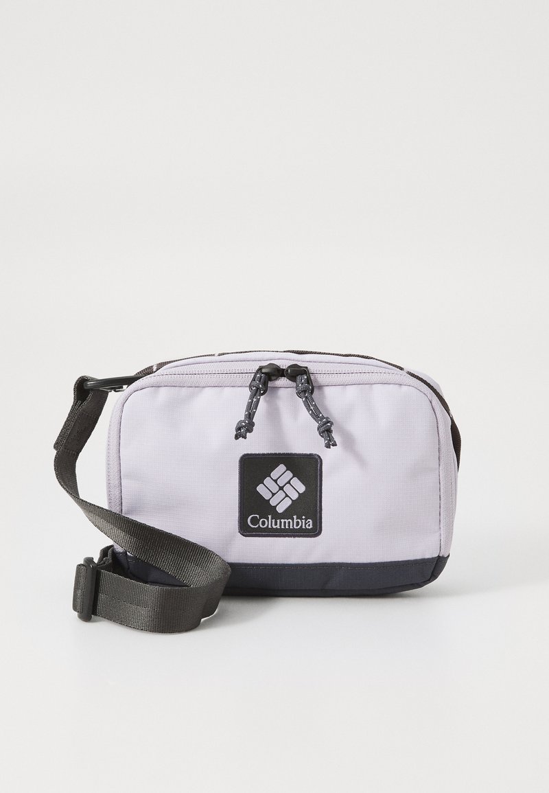 Borsa a tracolla Columbia in lilla chiaro con fondo grigio scuro. Tessuto testurizzato, forma rettangolare, tracolla regolabile, doppie zip.