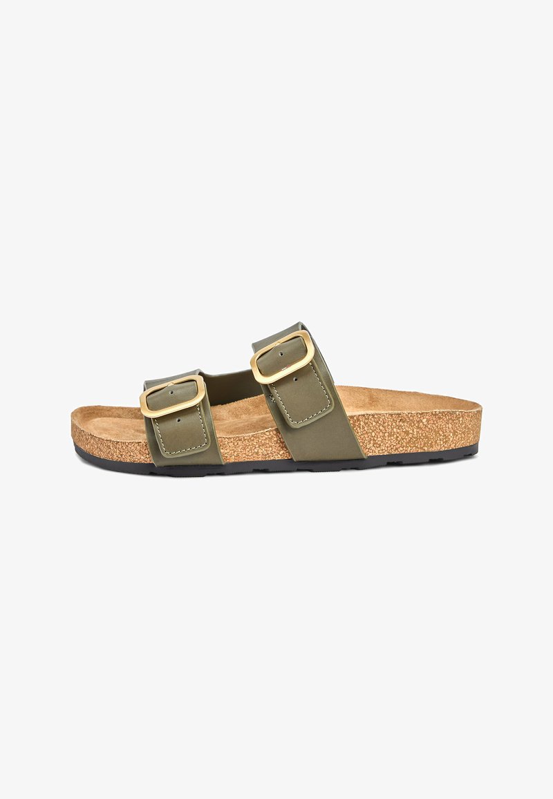 Sandale à bout ouvert avec double bride vert olive, boucles dorées, semelle intérieure en liège et semelle extérieure noire texturée, vue de côté sur fond blanc.