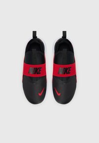 Par de zapatillas negras sin cordones de Nike con bandas elásticas rojas y logotipos swoosh rojos, vistas desde arriba sobre un fondo blanco.