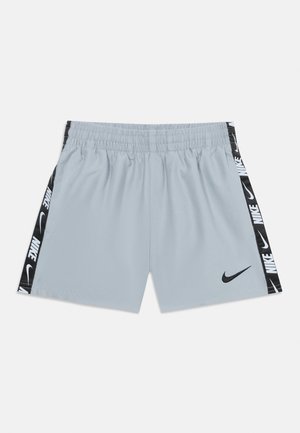 Hellgraue sportliche Shorts mit elastischem Bund, schwarzem Nike-Logo auf dem vorderen Bein und schwarzen seitlichen Streifen mit weißem Nike-Schriftzug und Swoosh.