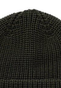 Ciemnozielona wełniana czapka z dzianiny o prążkowanej strukturze i zagiętym rondem, zaprezentowana na białym tle.