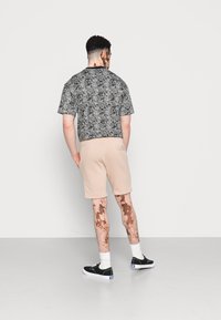 Pier One 2 PACK - Calções - tan/black