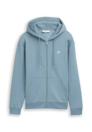 Felpa con cappuccio azzurro chiaro con cerniera, tasche frontali, coulisse e piccolo logo bianco sul petto a sinistra, mostrata su uno sfondo bianco.