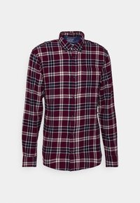 Camisa de franela a cuadros rojos y marinos, de mangas largas, con cierre de botones en la parte delantera, bolsillo en el pecho, tejido texturizado, con botones negros y líneas blancas contrastantes.