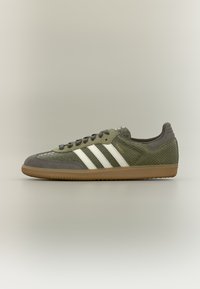 Non sélectionné, focus olive/off white
