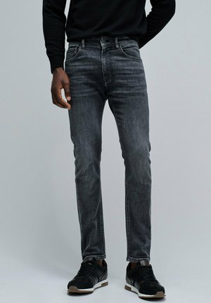 - Jeansy Slim Fit