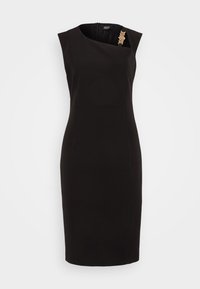 Schwarzes figurbetontes Kleid mit einem schulterfreien Design. Verfügt über eine dezente horizontale Naht und ein dekoratives goldfarbenes Accessoire an der Schulter.