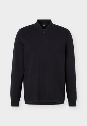 Pullover nero a maniche lunghe con collo con zip a quarto e logo in rilievo discreto sul petto, mostrato su sfondo bianco semplice.