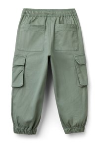 Groene cargobroek met een elastische tailleband, vier zakken en taps toelopende boorden. Gemaakt van een lichte katoenstof met een gladde textuur.
