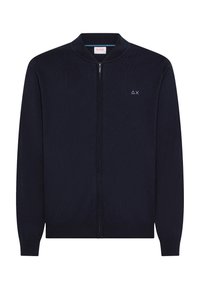 Cardigan zip-up blu navy in tessuto strutturato, con scollatura tonda e polsini a coste. Presenta un piccolo logo sul petto.