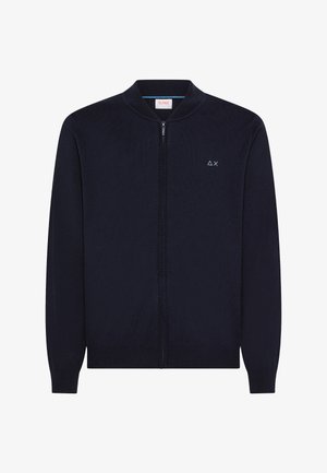 Cardigan zip-up blu navy in tessuto strutturato, con scollatura tonda e polsini a coste. Presenta un piccolo logo sul petto.