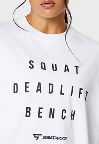 SQUATPROOF SDB PUMP COVER OVERSIZE - T-shirts print - white