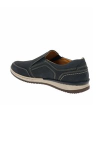 Zapato slip-on en color azul marino con parte superior suave, costuras contrastantes en color claro, suela de goma y un interior acolchado para mayor comodidad. Diseño duradero y práctico.