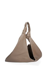 Borsa in pelle color ruggine tenue, forma triangolare con manico annodato. Texture morbida, design con apertura superiore e ritaglio laterale per facilità di accesso.