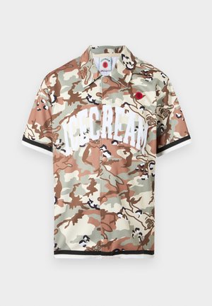 Korte mouwen overhemd met knopen, bedrukt met beige, bruin en tan camouflagepatroon, met grote witte "ICECREAM" tekst aan de voorkant.