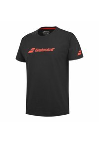 Camiseta negra de manga corta con el logo rojo de Babolat en el pecho y la manga, cuello redondo con ribete interior rojo.