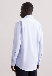 Lichtblauw gestreept overhemd, lange mouwen, knoopmanchetten en een klassieke kraag. Gladde stof met een subtiele glans.