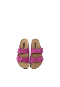 Sandali fucsia senza chiusura con due cinturini regolabili a fibbia, materiali superiori simili alla pelle scamosciata e una soletta in tinta tan, texturizzata.