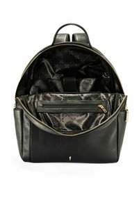 Czarny skórzany plecak o zaokrąglonym kształcie, z złotymi elementami, pikowanym wnętrzem i zewnętrzną kieszenią na zamek. Wnętrze wyposażone w przegródki organizacyjne.
