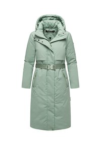 Cappotto puffer lungo verde chiaro con cappuccio, vita aderente, tasche con zip e dettagli a bottone. Texture liscia, finitura trapuntata.