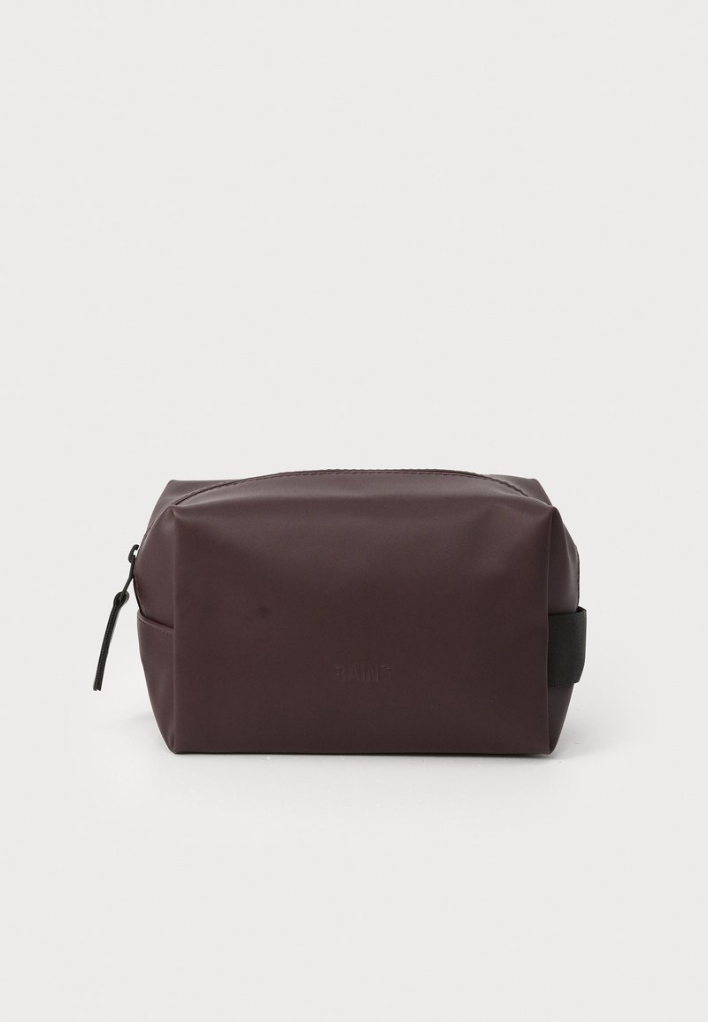 Borsa da toeletta di un rosso borgogna scuro realizzata in materiale impermeabile, con forma rettangolare, chiusura con zip superiore e manico laterale in tessuto nero.