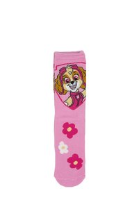 Calzino rosa con un design di un personaggio a forma di cane dai tratti cartoon, circondato da motivi floreali bianchi e rosa, realizzato in morbido materiale a maglia.