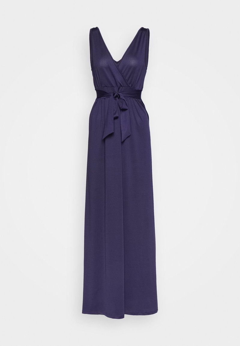 Robe longue sans manches violet profond avec un décolleté en V et une ceinture assortie en tissu nouée à la taille sur un fond blanc uni.