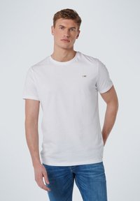 Witte T-shirt met korte mouwen van katoen met een ronde hals. Bevat een klein logo op de borst en heeft een klassieke pasvorm.