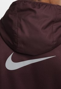 Nike Performance SPHERE MILER - Running jacket - burgundy crush burgundy crush