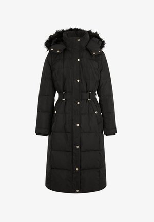 Zwarte pufferjas met een faux fur capuchon, verticale gestikte design, een ceintuur in de taille en drukknopen sluiting. Voorzien van zijzakken en lange mouwen.