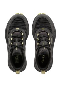 Zapatillas de trail running negras con parte superior de malla, acentos texturizados, ganchos amarillos para los cordones y collar acolchado para mayor comodidad. Suela antideslizante.