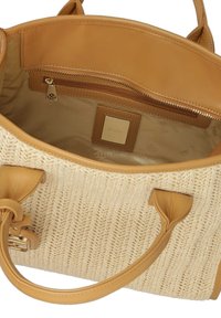Fonott szalma kézitáska világosbarna bőrkiegészítőkkel, cipzáras belső zsebbel és bézs béléssel, márkacímkével és strukturált formával.
