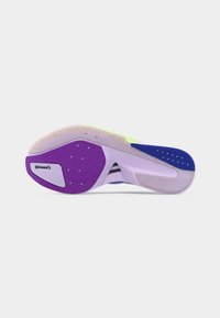 Semelle de chaussure de course avec des crampons en caoutchouc violet et bleu, une semelle intermédiaire blanche et le logo Continental près du talon. Texte "ADIZERO" sur la zone de la voûte plantaire.